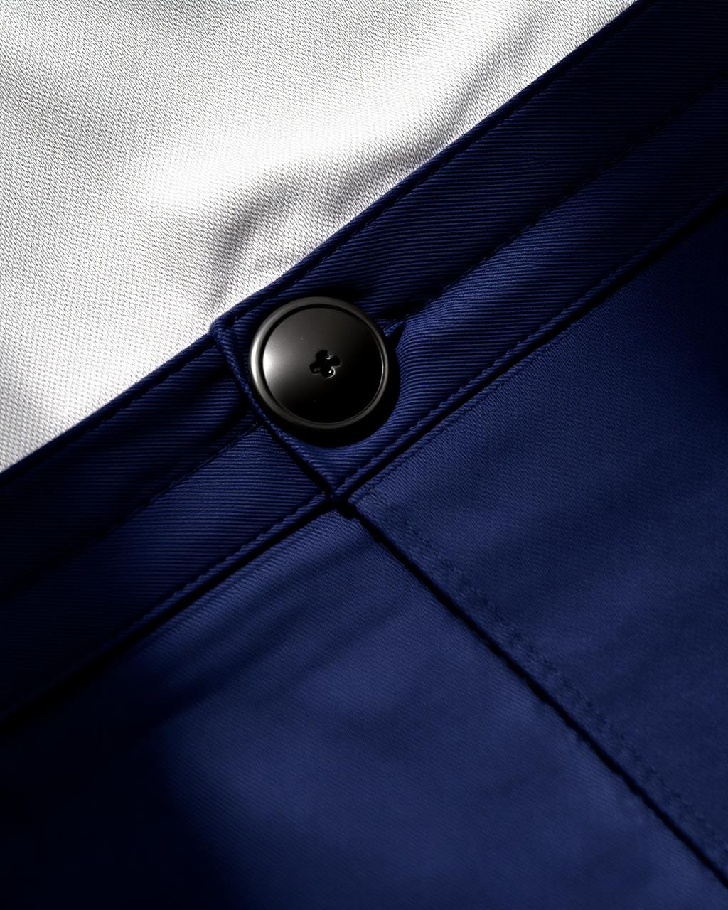 Detail van de taille en stretch twill stof